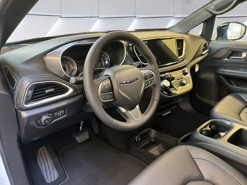 New 2026 Chrysler Pacifica Select image 10