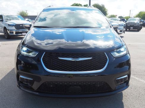 New 2026 Chrysler Pacifica Pinnacle image 3