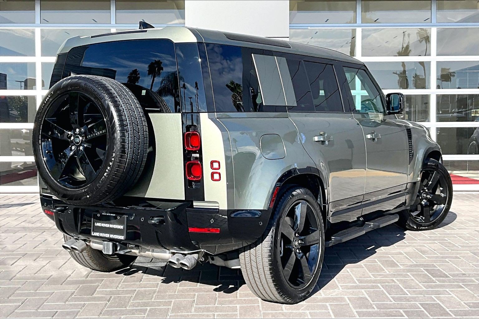 Used 2025 Land Rover Defender 110 X-Dynamic SE AWD/4WD image 13