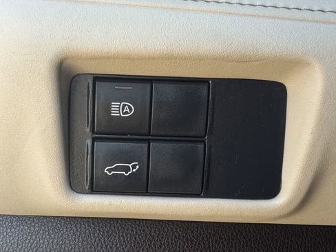 Used 2022 Toyota Highlander XLE FWD image 23