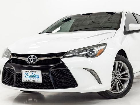 Used 2016 Toyota Camry SE image 2