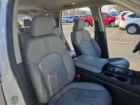 Used 2025 Honda Pilot EX-L image 10