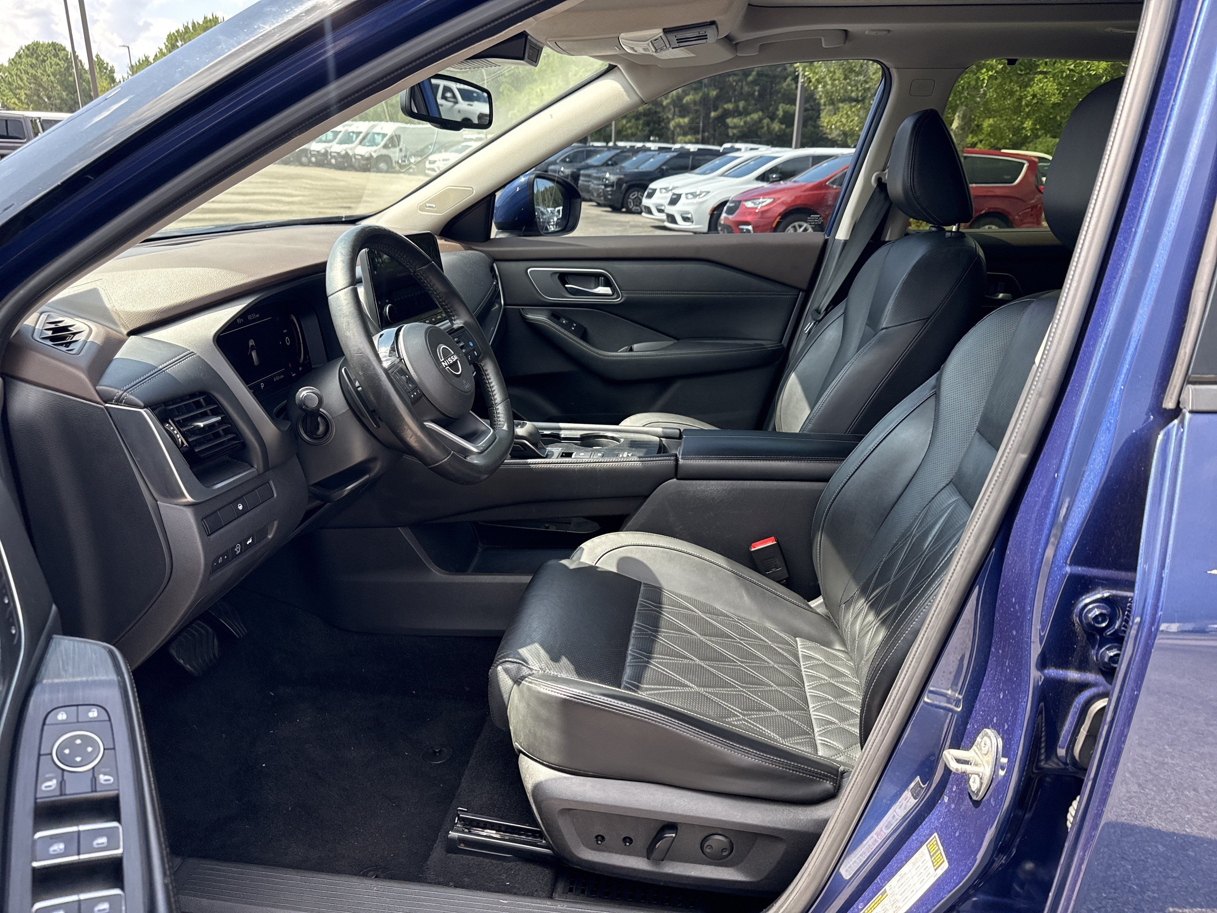 Used 2023 Nissan Rogue Platinum FWD image 9