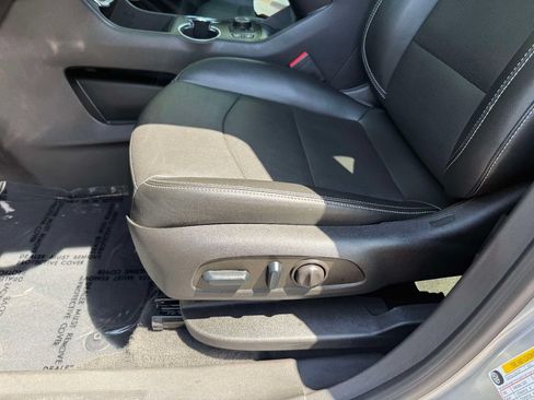 Used 2023 GMC Terrain SLT w/ LPO, Floor Liner Package FWD image 3