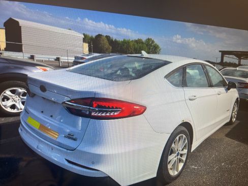 Used 2019 Ford Fusion SE image 2