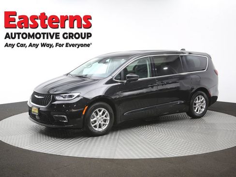 Used 2023 Chrysler Pacifica Touring-L FWD image 57