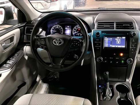 Used 2016 Toyota Camry LE image 5