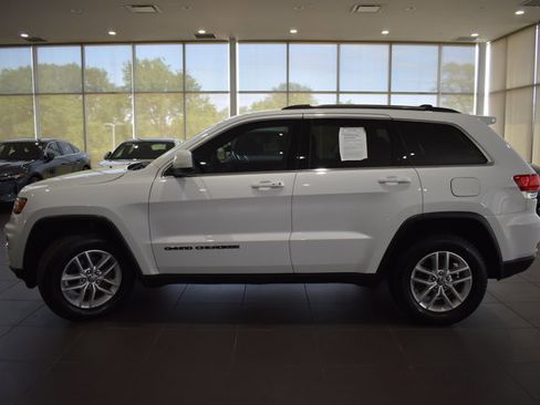 Used 2018 Jeep Grand Cherokee Laredo AWD/4WD image 4