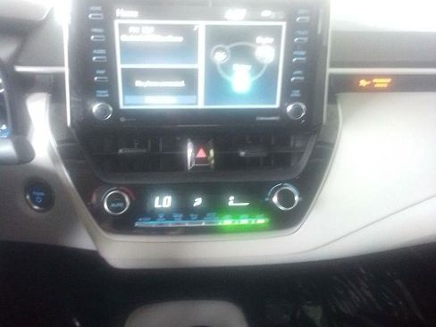 Used 2021 Toyota Corolla LE image 9