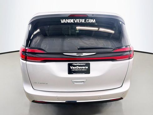 Used 2024 Chrysler Pacifica Touring-L FWD image 8