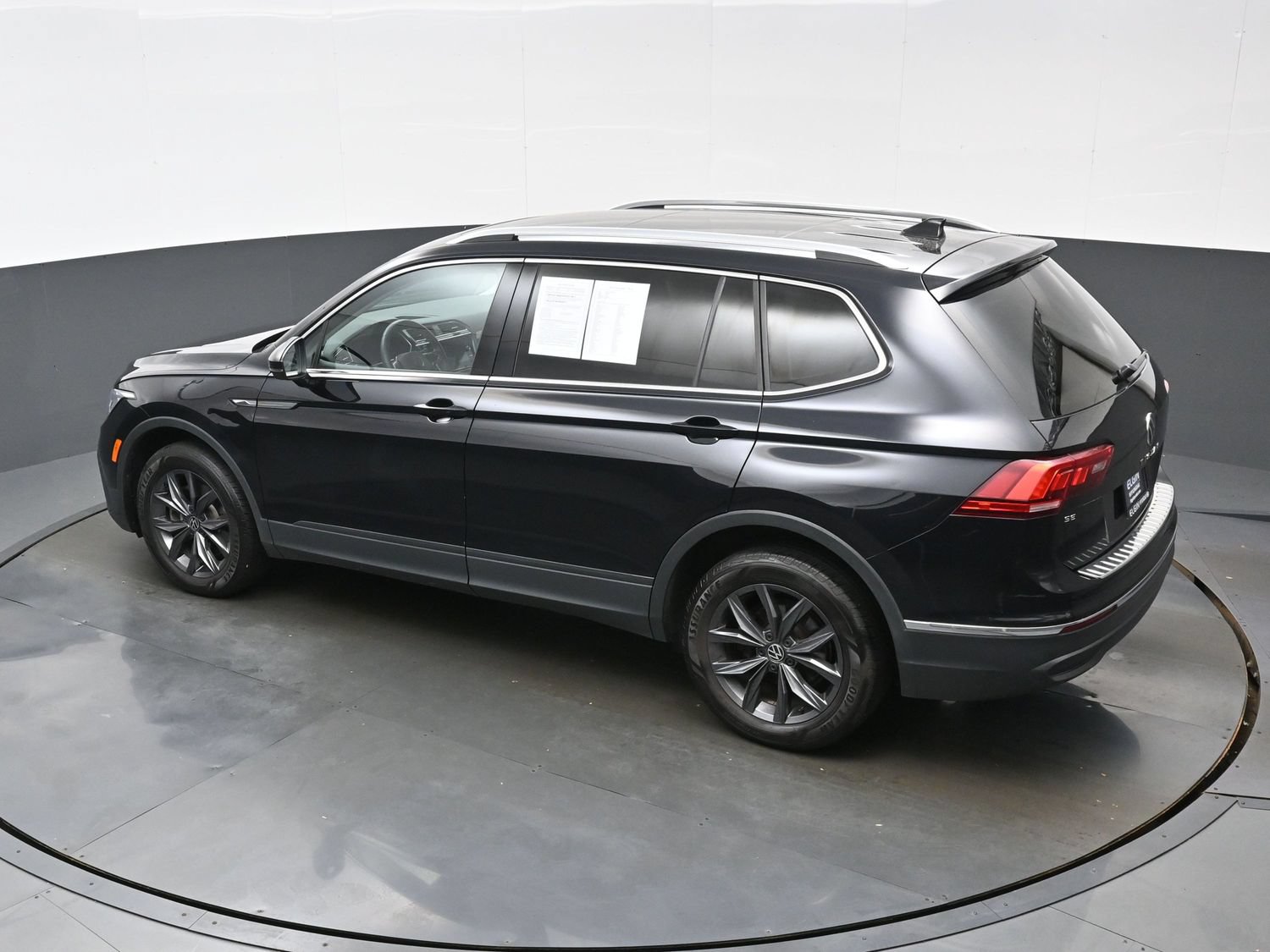 Used 2022 Volkswagen Tiguan SE AWD/4WD image 37