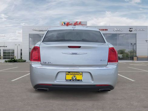 Used 2020 Chrysler 300 Touring w/ Driver Convenience Group RWD image 4