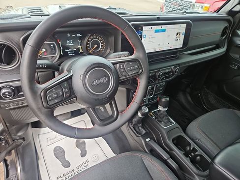 Used 2024 Jeep Gladiator Rubicon w/ Technology Group image 12