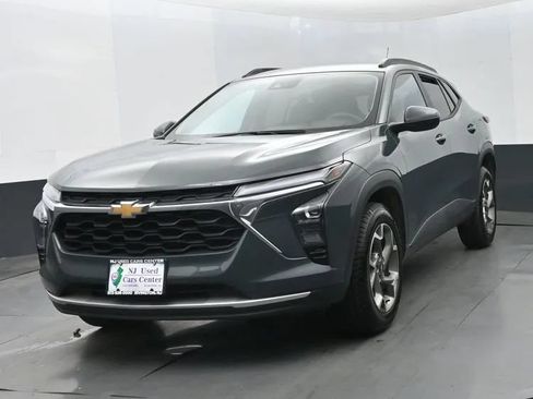 Used 2025 Chevrolet Trax LT FWD image 1