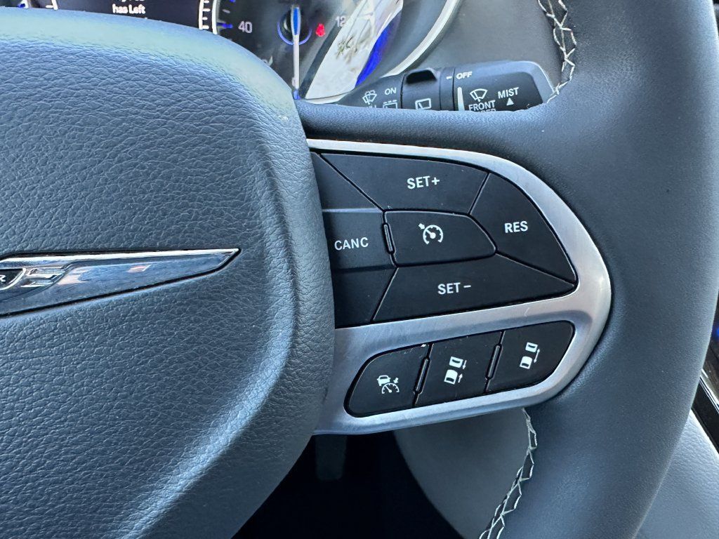 Used 2023 Chrysler Pacifica Touring-L FWD image 26
