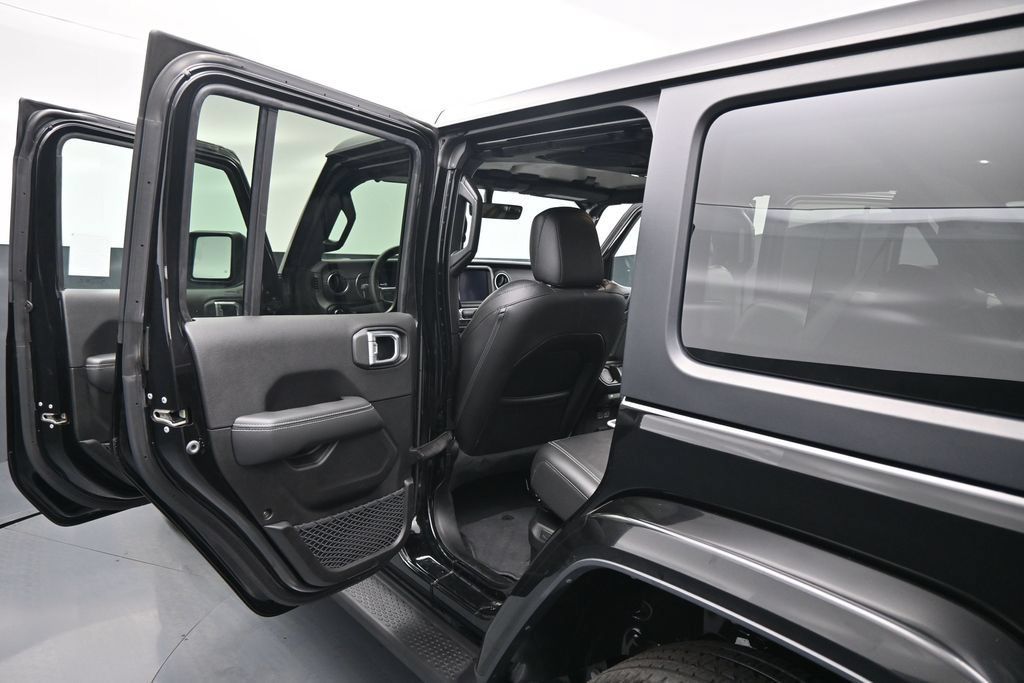 Used 2023 Jeep Wrangler Unlimited Sahara AWD/4WD image 15