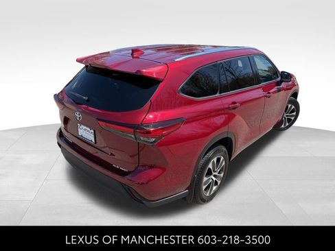 Used 2020 Toyota Highlander XLE AWD/4WD image 6