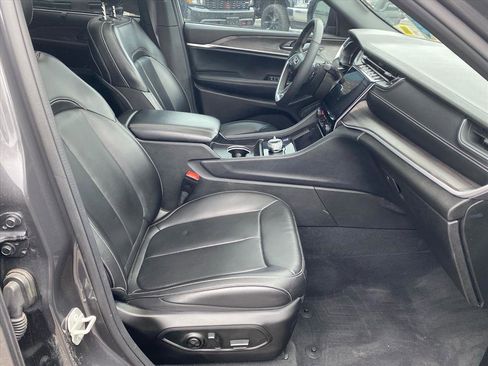 Used 2024 Jeep Grand Cherokee Limited w/ Luxury Tech Group II image 28