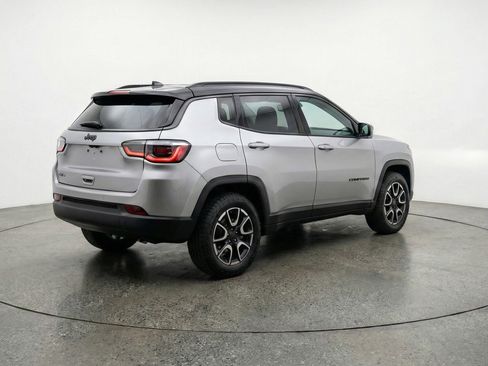 Used 2025 Jeep Compass Trailhawk AWD/4WD image 9