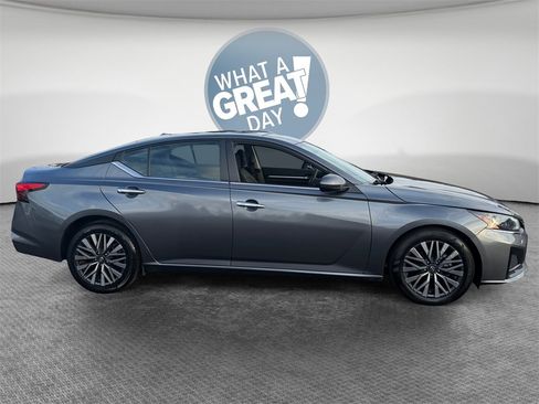 Used 2023 Nissan Altima 2.5 SV image 2