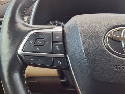 Used 2021 Toyota Highlander XLE FWD image 19