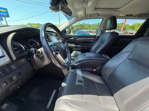 Used 2017 Toyota Highlander Limited AWD/4WD image 28