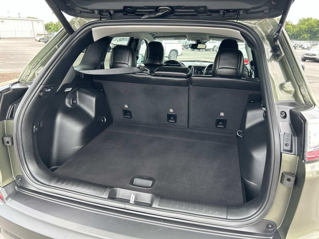 Used 2021 Jeep Cherokee Latitude Lux w/ Comfort/Convenience Group AWD/4WD image 14