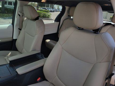 Used 2024 Toyota Sienna XLE image 23