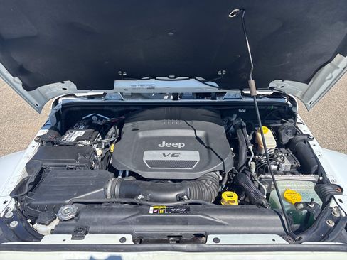 Used 2017 Jeep Wrangler Unlimited Sahara w/ Connectivity Group AWD/4WD image 14