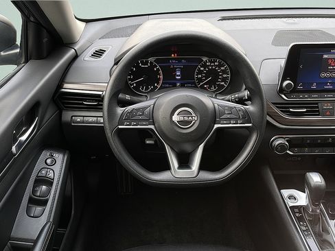 Used 2024 Nissan Altima 2.5 SV FWD image 10