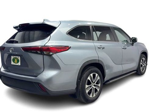 Used 2023 Toyota Highlander XLE image 2
