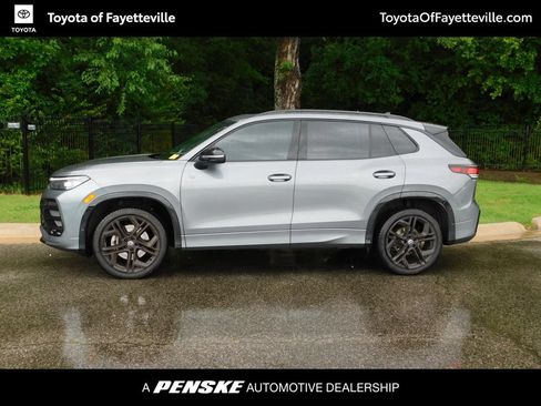 Used 2025 Volkswagen Tiguan SE R-Line AWD/4WD image 2