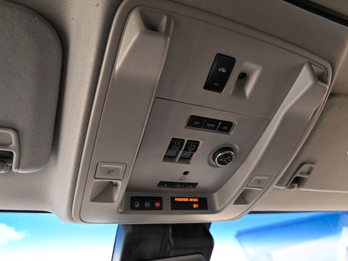 Used 2017 Cadillac Escalade ESV Luxury image 33