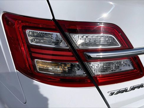 Used 2015 Ford Taurus SE image 27