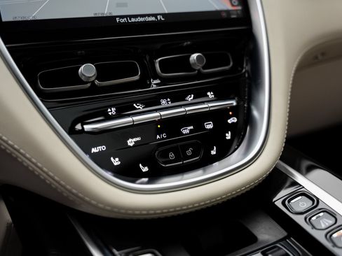 Used 2023 Aston Martin DBX AWD/4WD image 49