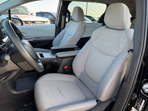 Used 2025 Toyota Sienna LE AWD/4WD image 14