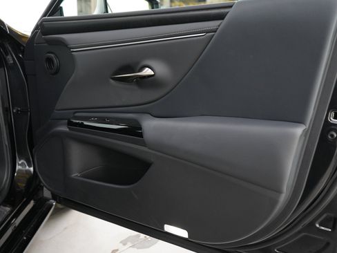 Used 2025 Lexus ES 300h FWD image 11