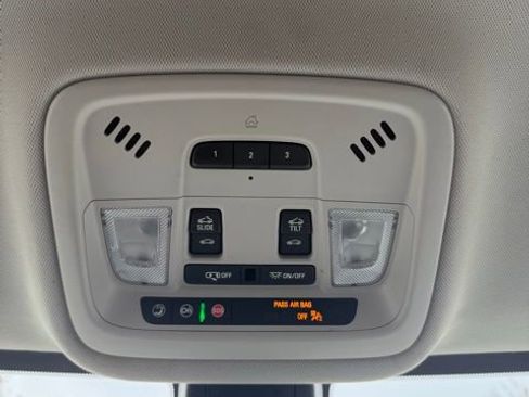 Used 2020 Chevrolet Traverse Premier image 34