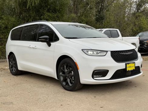New 2026 Chrysler Pacifica Select w/ S Appearance Package image 2
