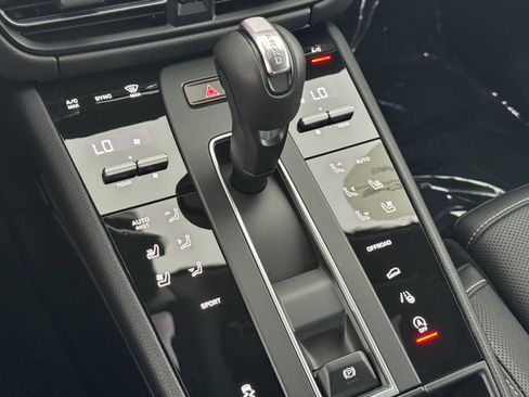 Certified 2025 Porsche Macan AWD/4WD image 23