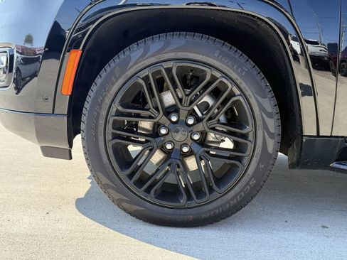 New 2025 Jeep Wagoneer L Series II w/ Convenience Group I image 9