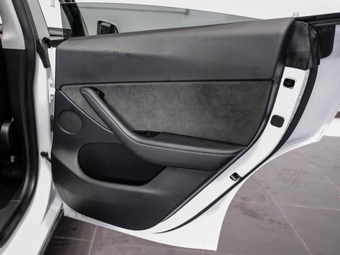 Used 2021 Tesla Model Y Long Range image 41