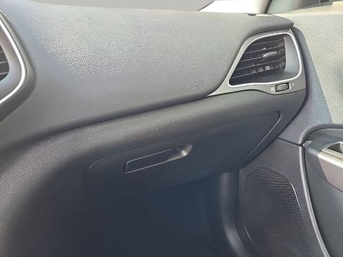 Used 2019 Jeep Cherokee Latitude w/ Popular Appearance Group image 16