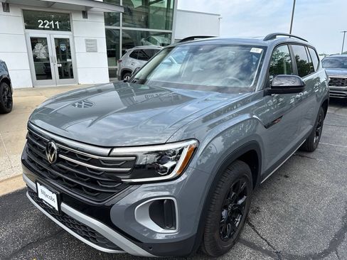 Used 2024 Volkswagen Atlas Peak Edition SEL AWD/4WD image 2