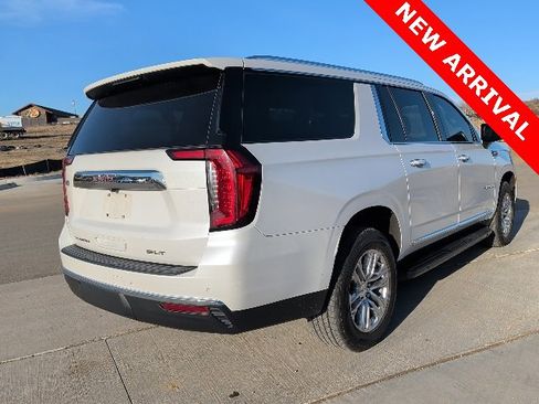 Used 2022 GMC Yukon XL SLT w/ SLT Luxury Package image 3