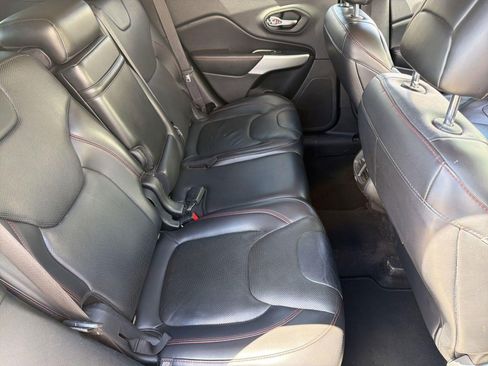 Used 2017 Jeep Cherokee Trailhawk AWD/4WD image 29