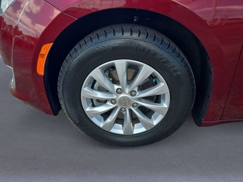 Used 2017 Chrysler Pacifica Touring-L FWD image 10