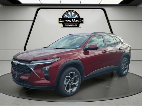 Used 2025 Chevrolet Trax LT FWD image 1