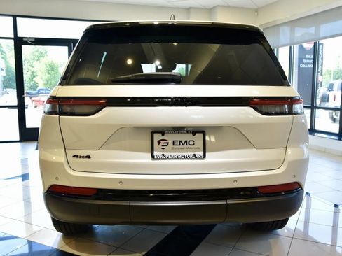 Used 2023 Jeep Grand Cherokee Altitude AWD/4WD image 5