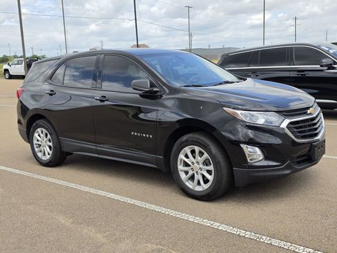 Used 2019 Chevrolet Equinox LS w/ LS Convenience Package image 3